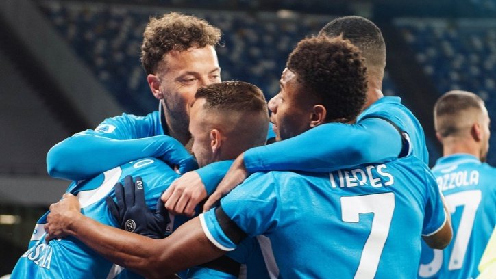 นาโปลี พบ เวโรน่า : อัซซูร์ร่า แรงไม่ตกทุบ 2-0 ยึดฝูง เซเรีย อา แน่น